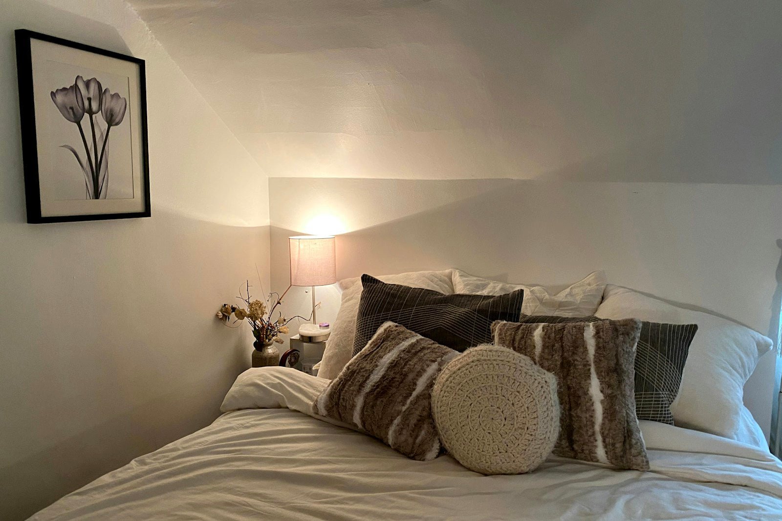 Rustige slaapkamer in avondlicht