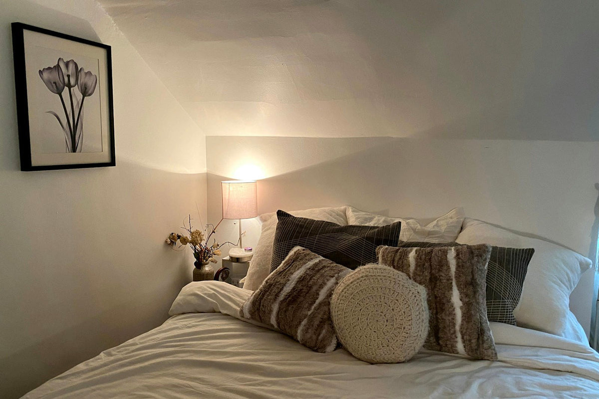 Rustige slaapkamer in avondlicht