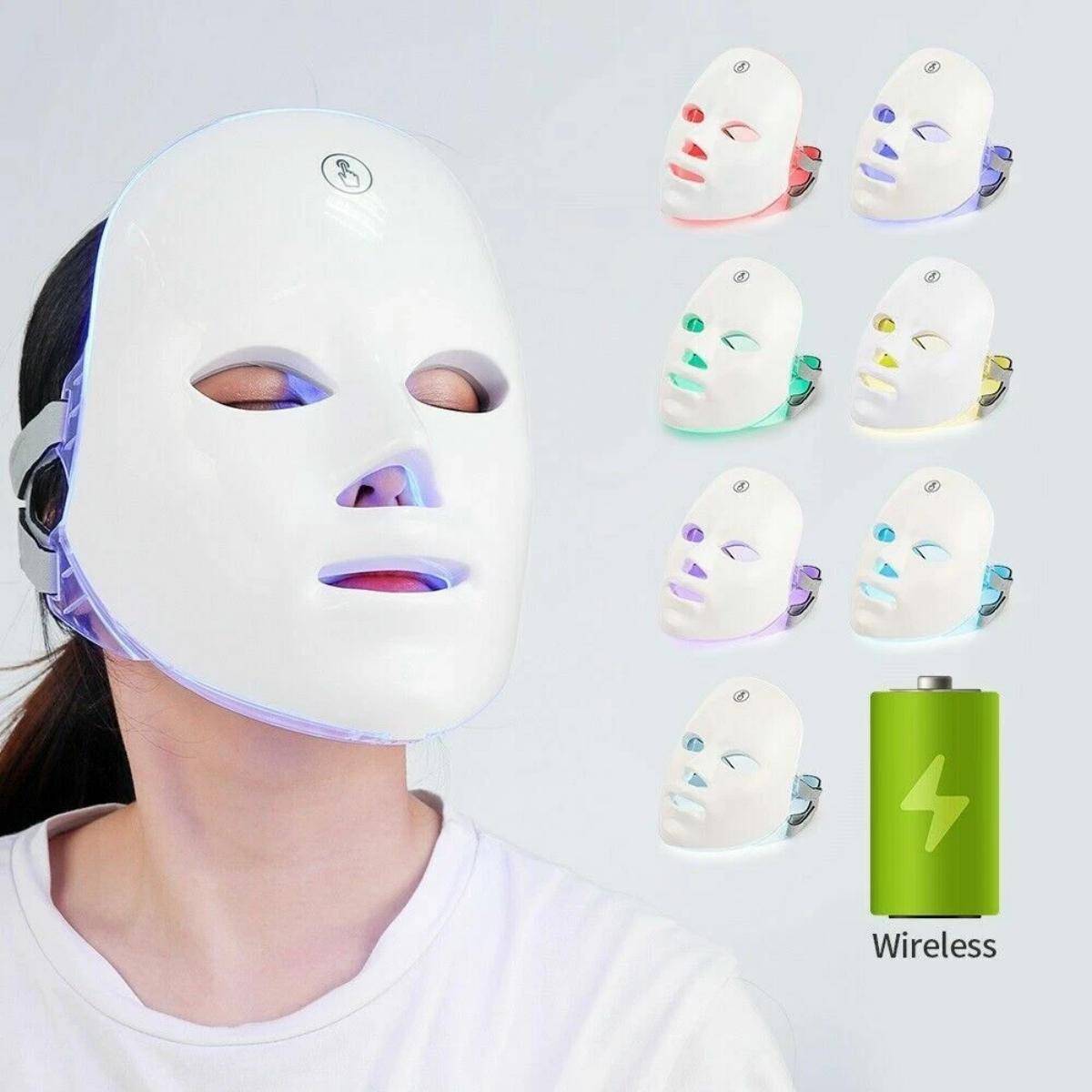 Vrouw draagt draadloos LED gezichtsmasker met 7 kleuren