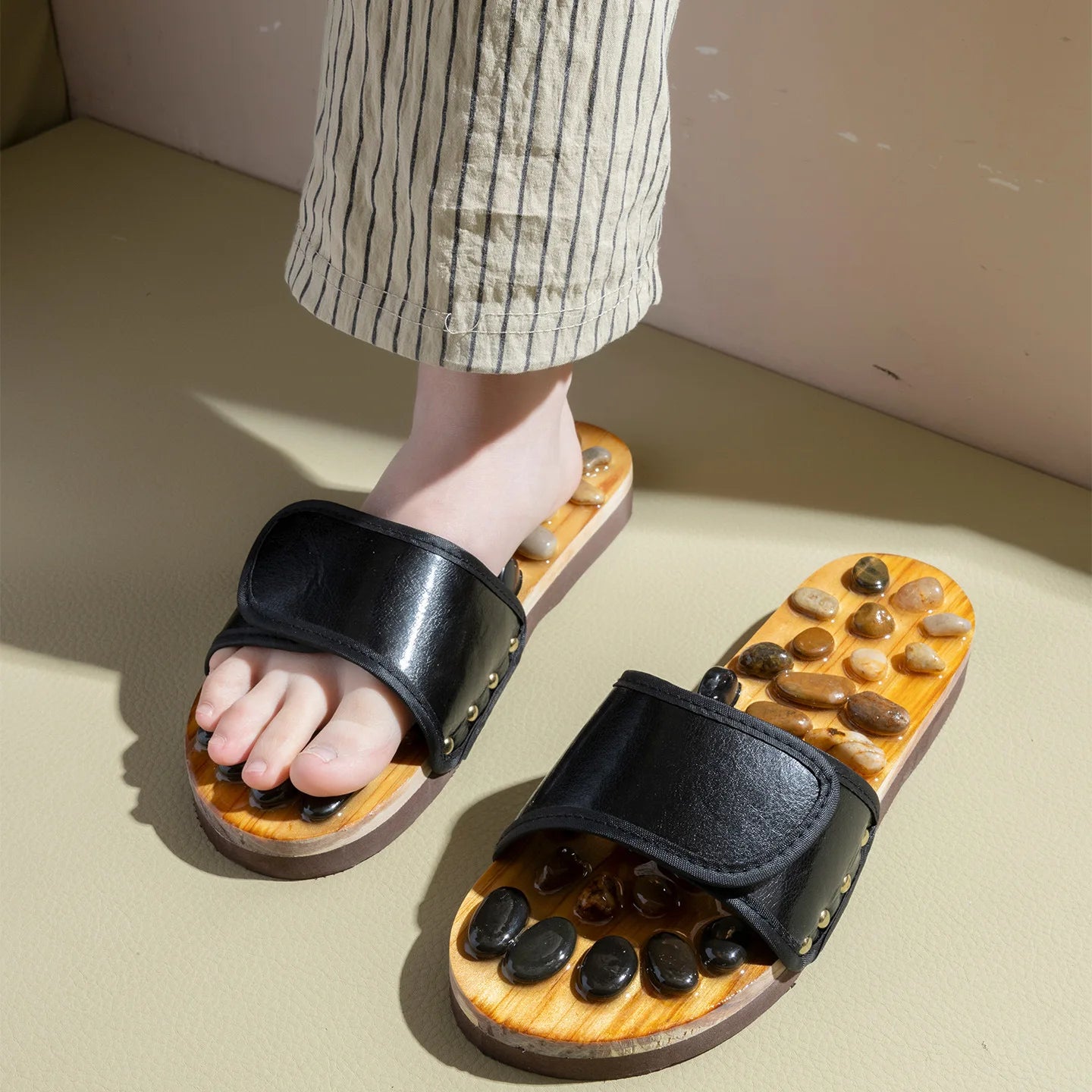 Acupressuur massage slippers gedragen