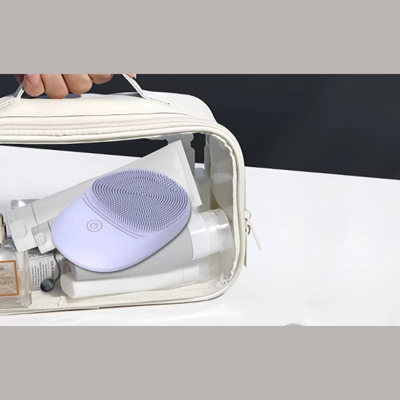 Compacte gezichtsreiniger in toilettas